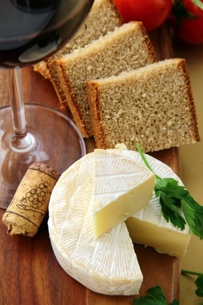 Delicatessen formaggio morbido con pane, pomodori — Foto Stock