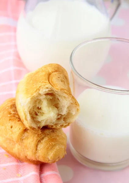 Verse melk debijlagen i en croissant — Stockfoto