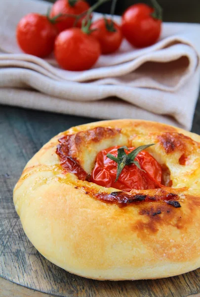 Pão Focaccia Italiano Com Tomate Queijo Tabuleiro — Fotografia de Stock