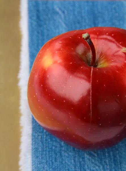 スタイリッシュなデニム ナプキンに赤い熟したリンゴ — ストック写真