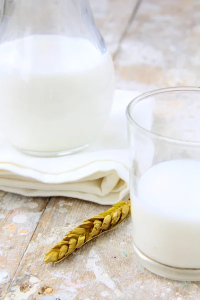 Szkło i jar mleka — Zdjęcie stockowe