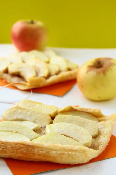 Bastante sabroso pedazo de pastel de manzana — Foto de Stock