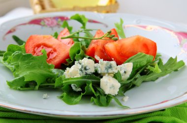 mavi peynir ve domates salatası