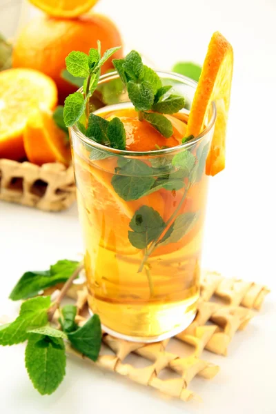 Te med apelsin- och grenar av mynta — Stockfoto