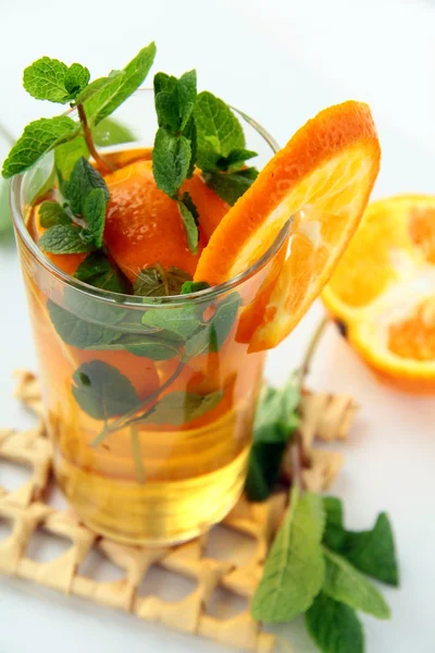 橙和分支的玻璃烧杯中薄荷茶 — 图库照片