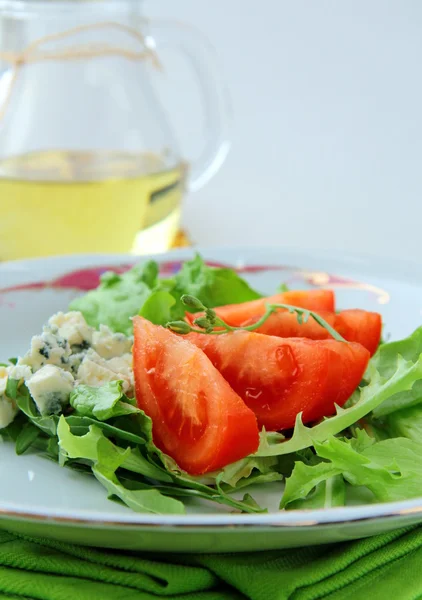 Salad with tomatoes and blue cheese — Stock Photo, Image