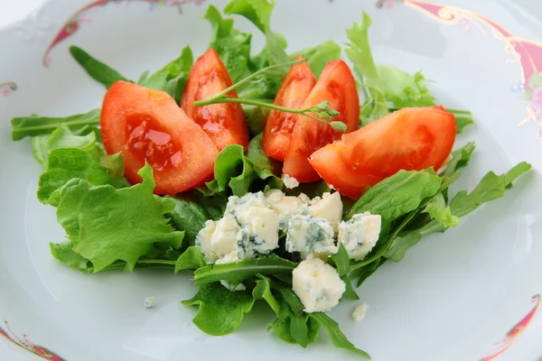 Ensalada con tomates y queso azul —  Fotos de Stock