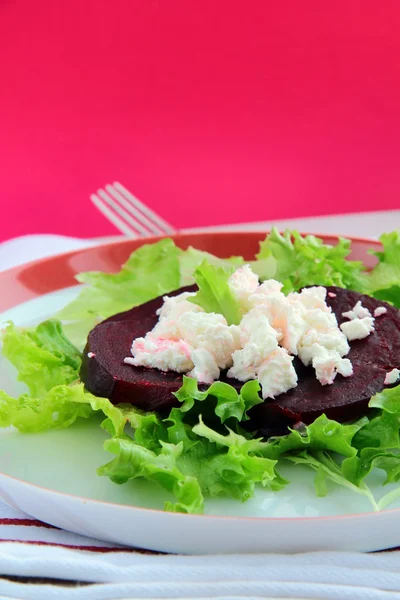 Meze salata pancarı ve keçi peyniri Fesleğenli — Stok fotoğraf