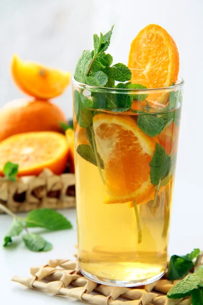 Tee mit Orangen und Minzzweigen — Stockfoto