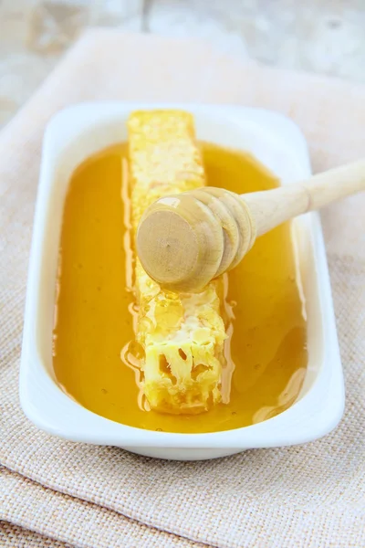 Honey Dripping Wooden Honey Dipper White Background — Stock Photo, Image