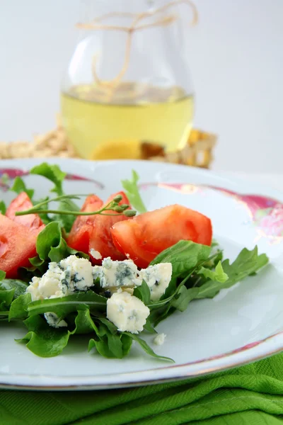 Salat mit Tomaten und Schimmelkäse — Stockfoto