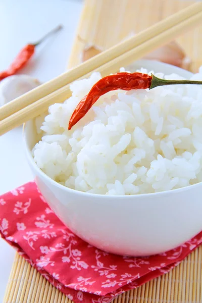 Чаша белого пушистого риса с палочками для еды — стоковое фото