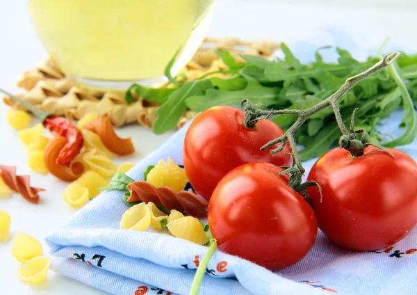 Wiśniowe pomidory i butelkę oliwy z oliwek — Zdjęcie stockowe