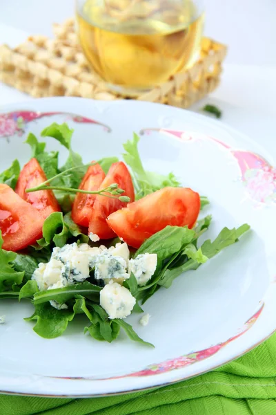 Salada com tomate e queijo azul — Fotografia de Stock