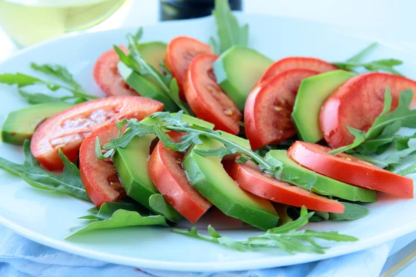Salat Mit Tomate Und Avocado Auf Blauem Teller — Stockfoto