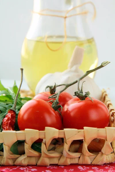 Tomates Cerises Une Bouteille Huile Olive Sur Table — Photo