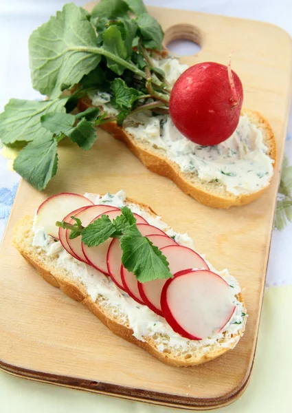 Sandwiches Con Rábanos Requesón Tablero — Foto de Stock