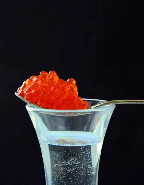 Vodka ruso con una cucharada de caviar rojo — Foto de Stock