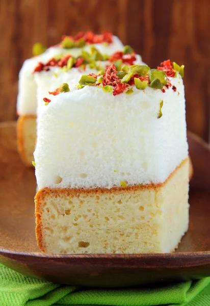 Kuchenstück Mit Marshmallows Und Pistazien Auf Einem Teller — Stockfoto