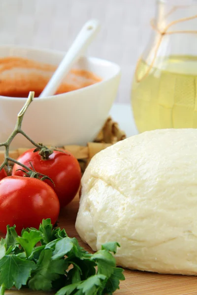 Teig, Tomatensauce, Olivenöl und Tomaten — Stockfoto