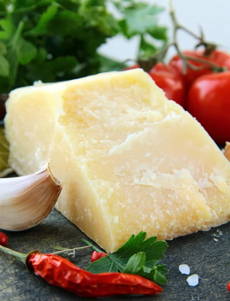 Parmesan, Knoblauch, Chilipfeffer und Petersilie — Stockfoto