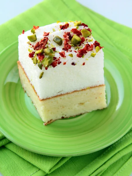 Piece of cake with marshmallows and pistachios — Stock Photo, Image
