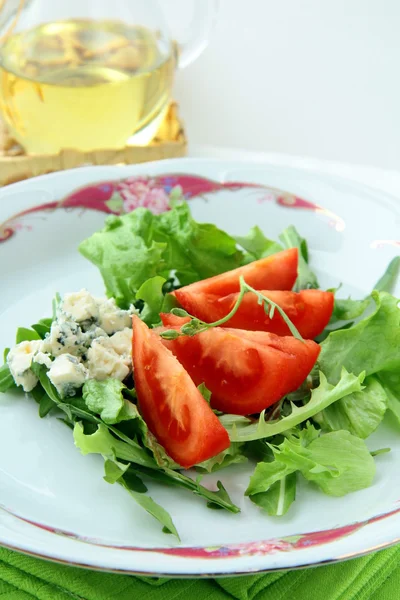 Salat Mit Tomaten Und Blauschimmelkäse Mit Salat — Stockfoto