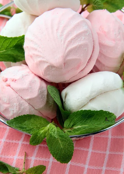 白色和粉红色棉花糖与薄荷叶 — 图库照片