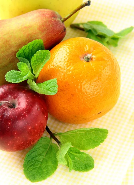Frutas frescas maçãs pêras tangerinas — Fotografia de Stock