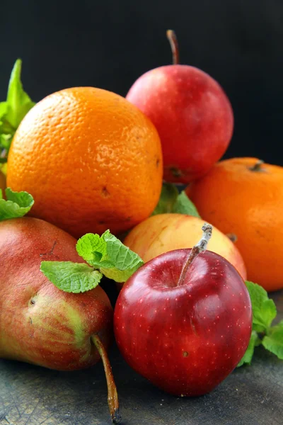 Färsk frukt äpplen päron tangeriner — Stockfoto