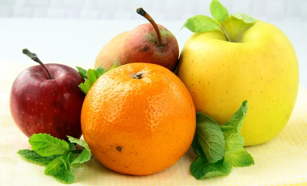 Świeże owoce jabłka gruszki mandarynki — Zdjęcie stockowe