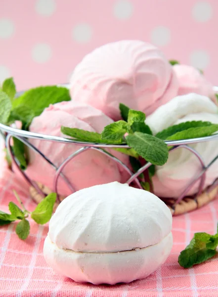 Witte en roze marshmallows met munt verlaat — Stockfoto