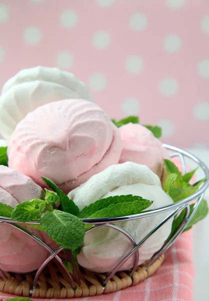 Weiße und rosa Marshmallows mit Minzblättern — Stockfoto