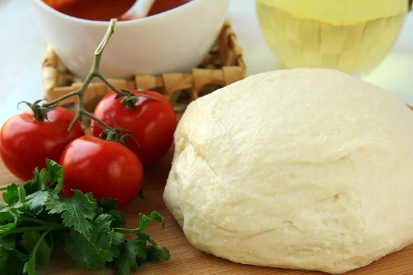 Teig, Tomatensauce, Olivenöl und Tomaten — Stockfoto