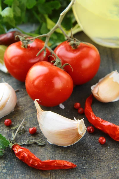 Ervas e especiarias frescas tomate, alho, pimenta — Fotografia de Stock