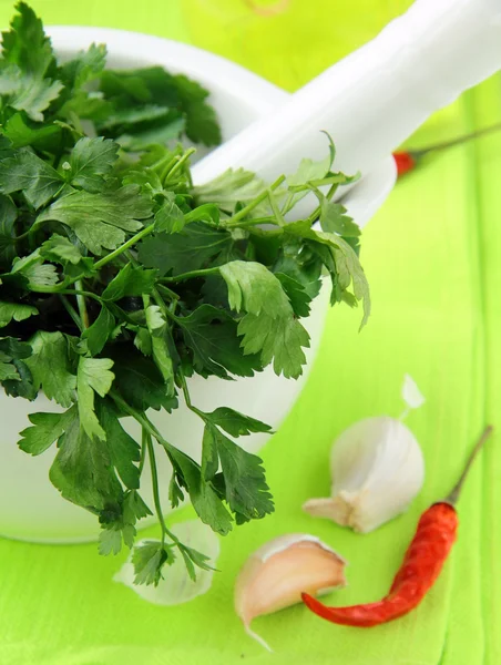 Zelená petržel v třecí misce s česnekem a paprikou — Stock fotografie