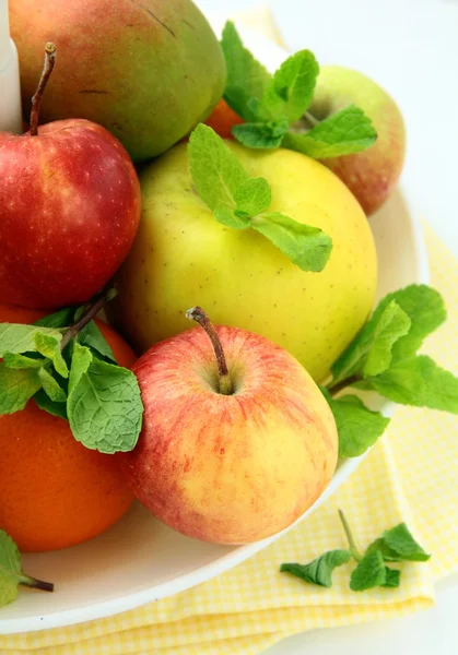 Свіжі фруктові яблука груші мандарини — стокове фото