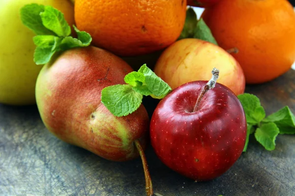 Fruits frais pommes poires mandarines — Photo