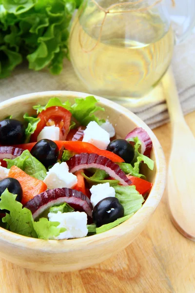Griechischer Salat mit Feta-Käse, Oliven und Pfeffer — Stockfoto