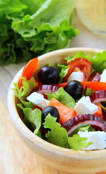 Griechischer Salat mit Feta-Käse, Oliven und Pfeffer — Stockfoto