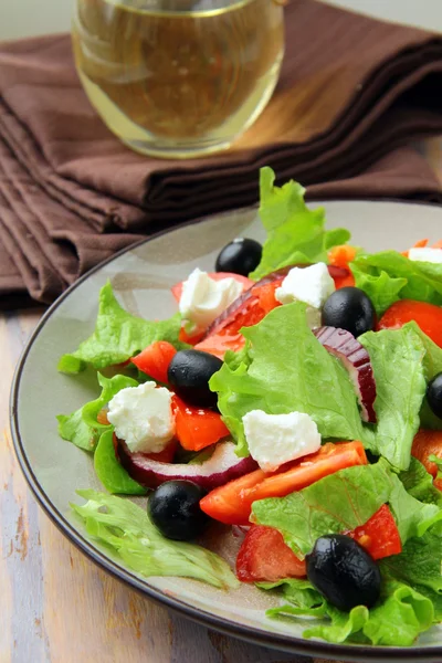 Grekisk sallad med fetaost, oliver och paprika — Stockfoto