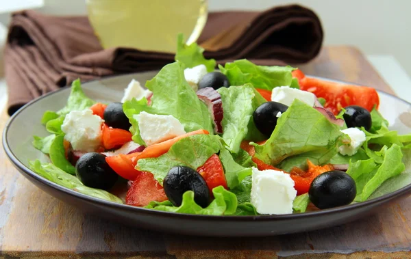 Salada grega com queijo feta, azeitonas e pimenta — Fotografia de Stock