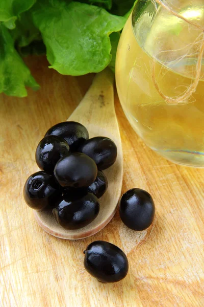 Czarne oliwki i butelkę oliwy z oliwek — Zdjęcie stockowe