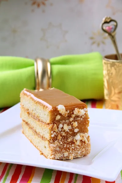 Stück süßer Kuchen mit Karamellcreme — Stockfoto