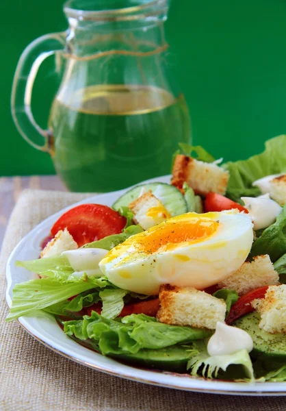 新鮮な野菜、トマトと卵のサラダ — ストック写真