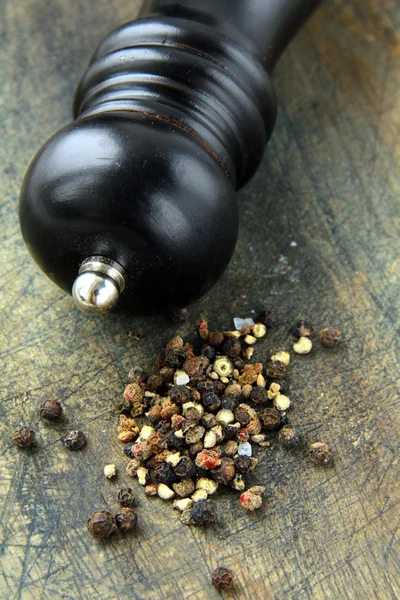 Pimenta preta e moinho de pimenta preta — Fotografia de Stock
