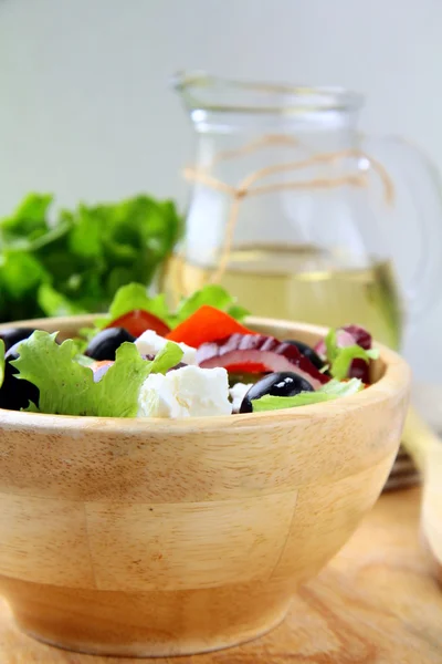Греческий салат с сыром фета, оливками и перцем — стоковое фото