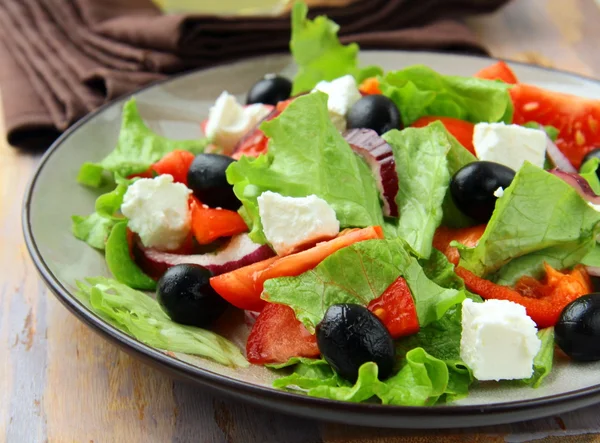 Salada grega com queijo feta, azeitonas e pimenta — Fotografia de Stock