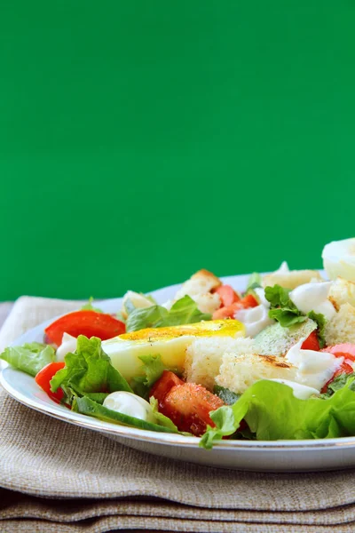 Salade aux légumes frais, tomates et œufs — Photo