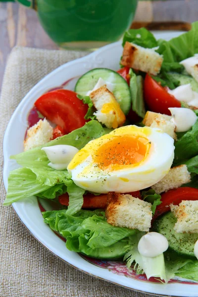 Salad with fresh vegetables, tomatoes and eggs — Stock Photo, Image